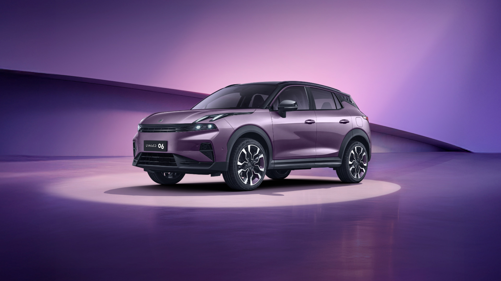 Lynk & Co 06 2026 на мосту, вид спереди